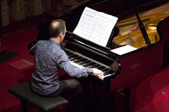 Michael Kieran Harvey at the Totally Huge New Music Festival, photo by Brad Serls